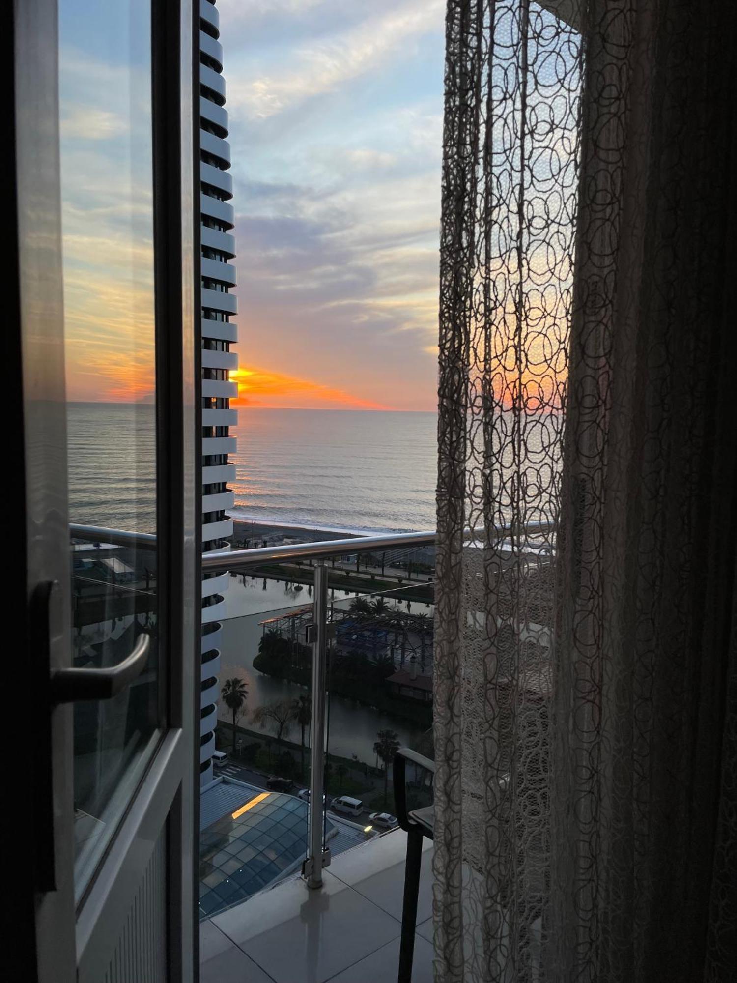 Roini Apartment บาทูมิ ภายนอก รูปภาพ